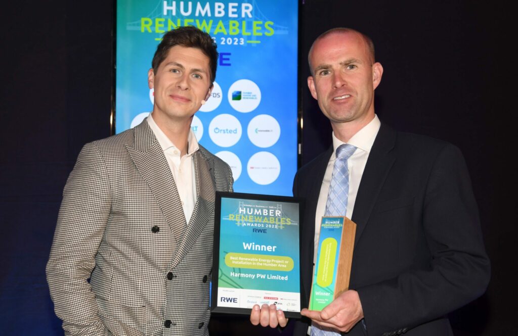 Peter ritira il premio Humble Renewable dal padrone di casa