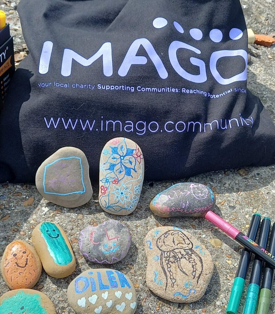 Immagini di rocce dipinte dal gruppo comunitario IMAGO