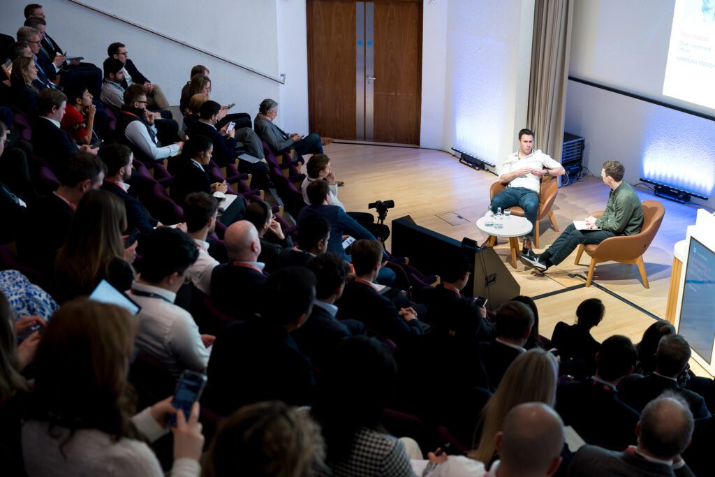 Paul Mason, Harmony Energy , est interviewé sur scène au Tamarindo's lors de la conférence « Investing in Battery Energy Storage 2026 », devant un public présent sur place